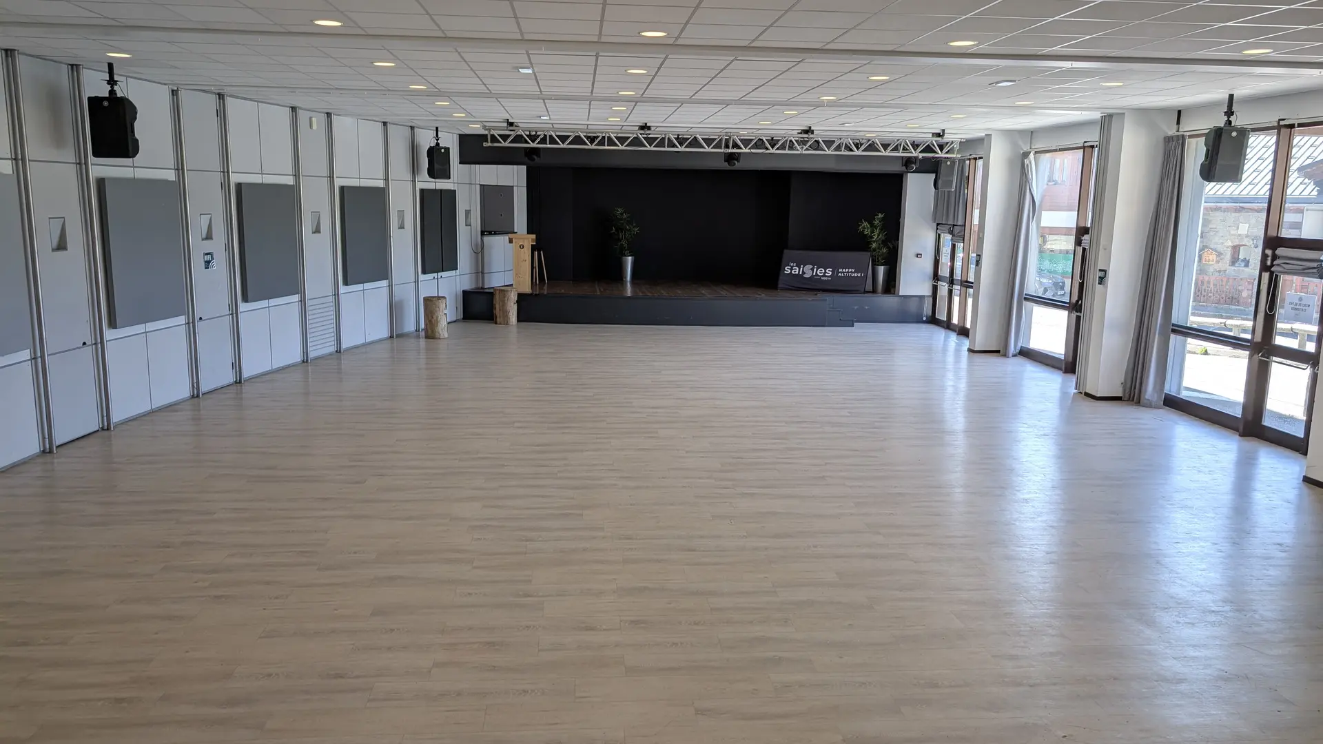 Salle depuis l'entrée