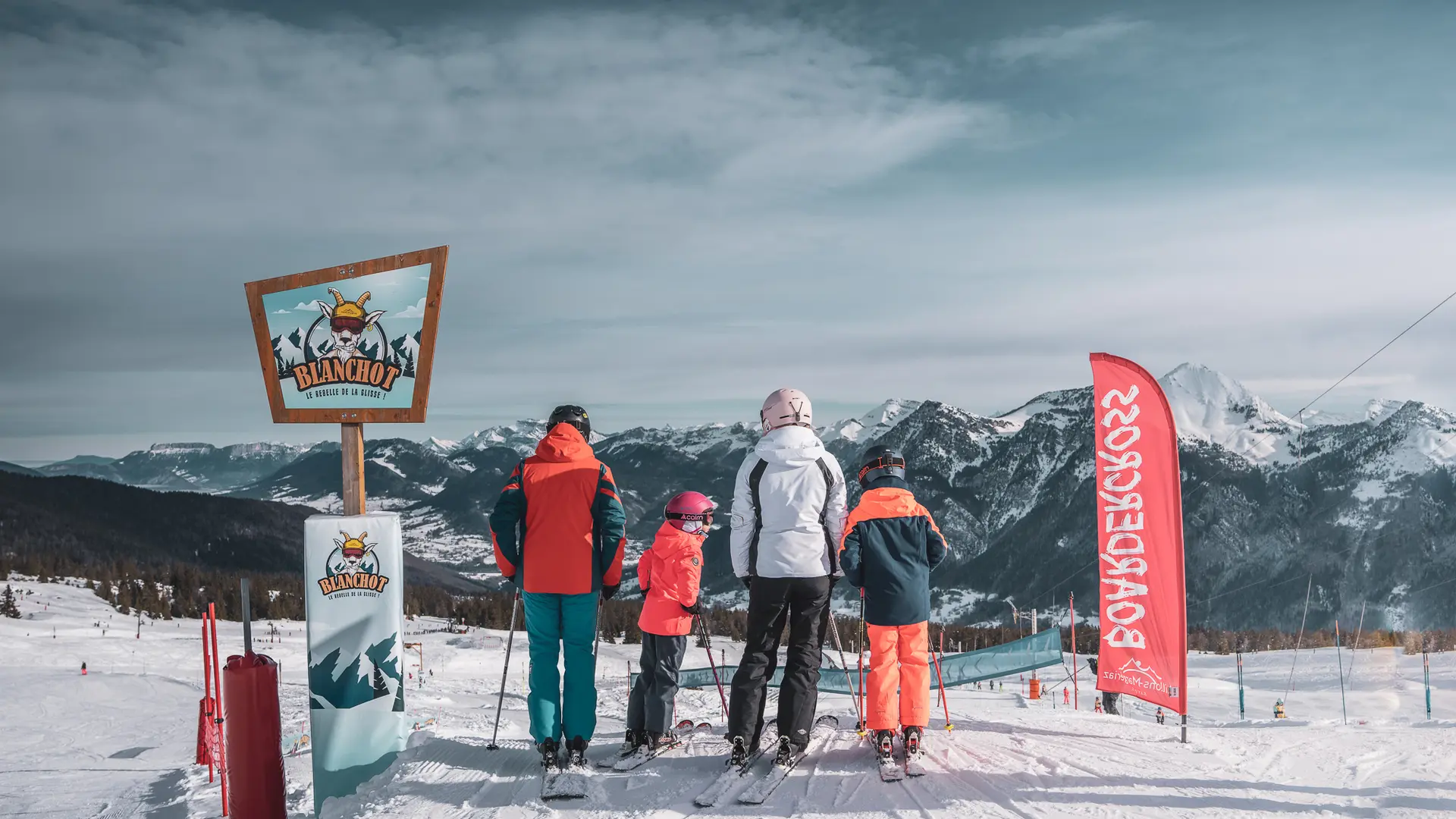 Famille au départ de la piste scénarisée Blanchot