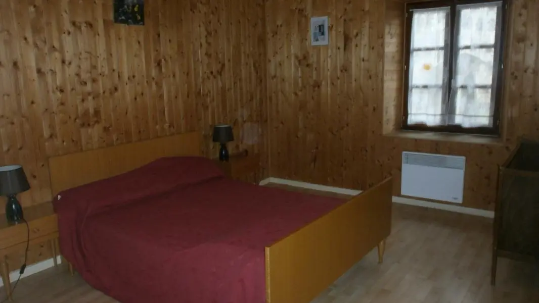 chambre 1 avec lit a barreaux