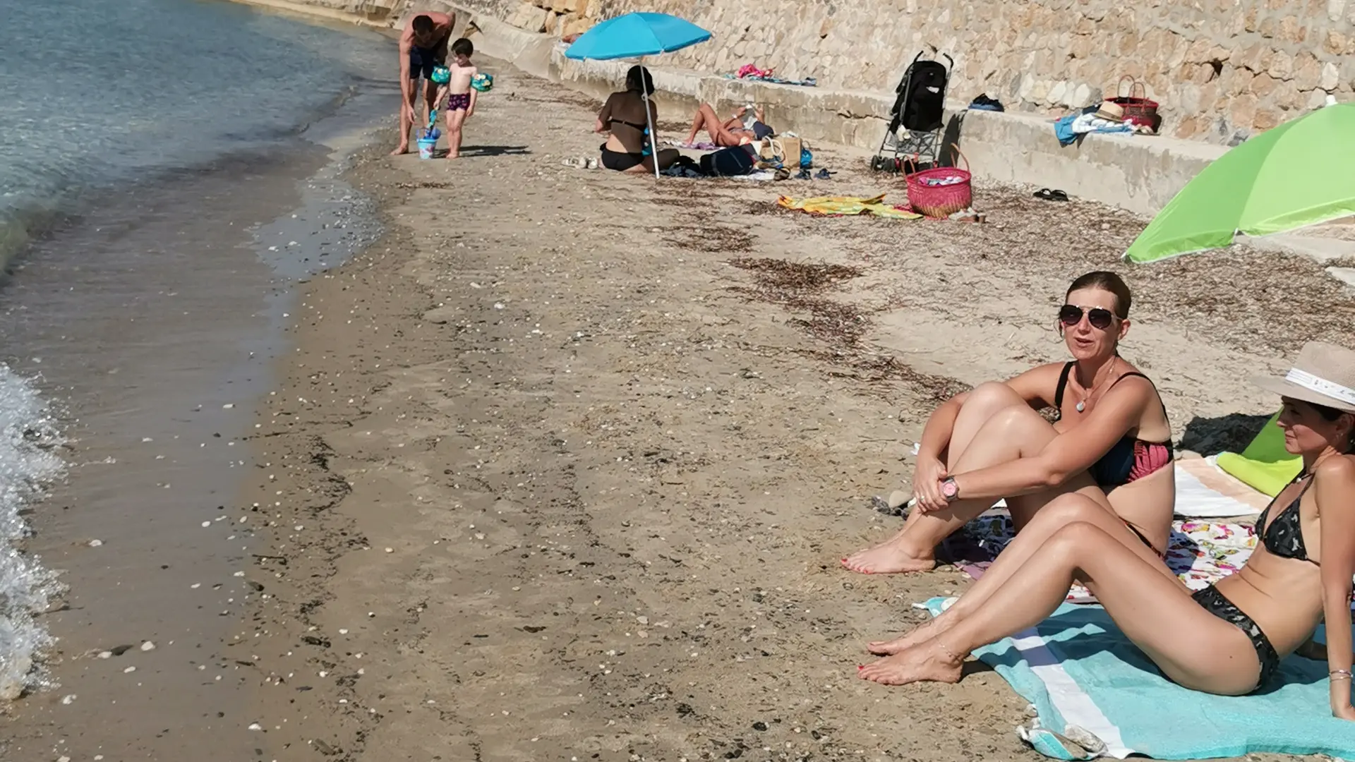 Petite plage de sable sur le passage du sentier du littoral