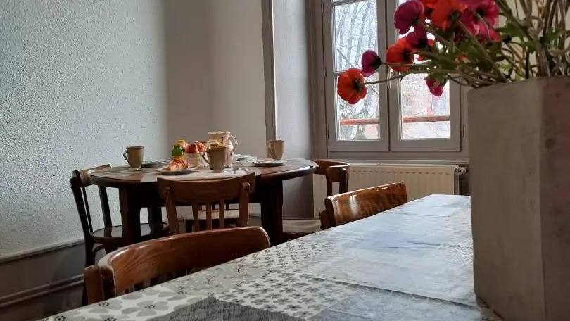 La spacieuse pièce à vivre avec la cuisine ouverte sur la salle à manger et le salon détente.