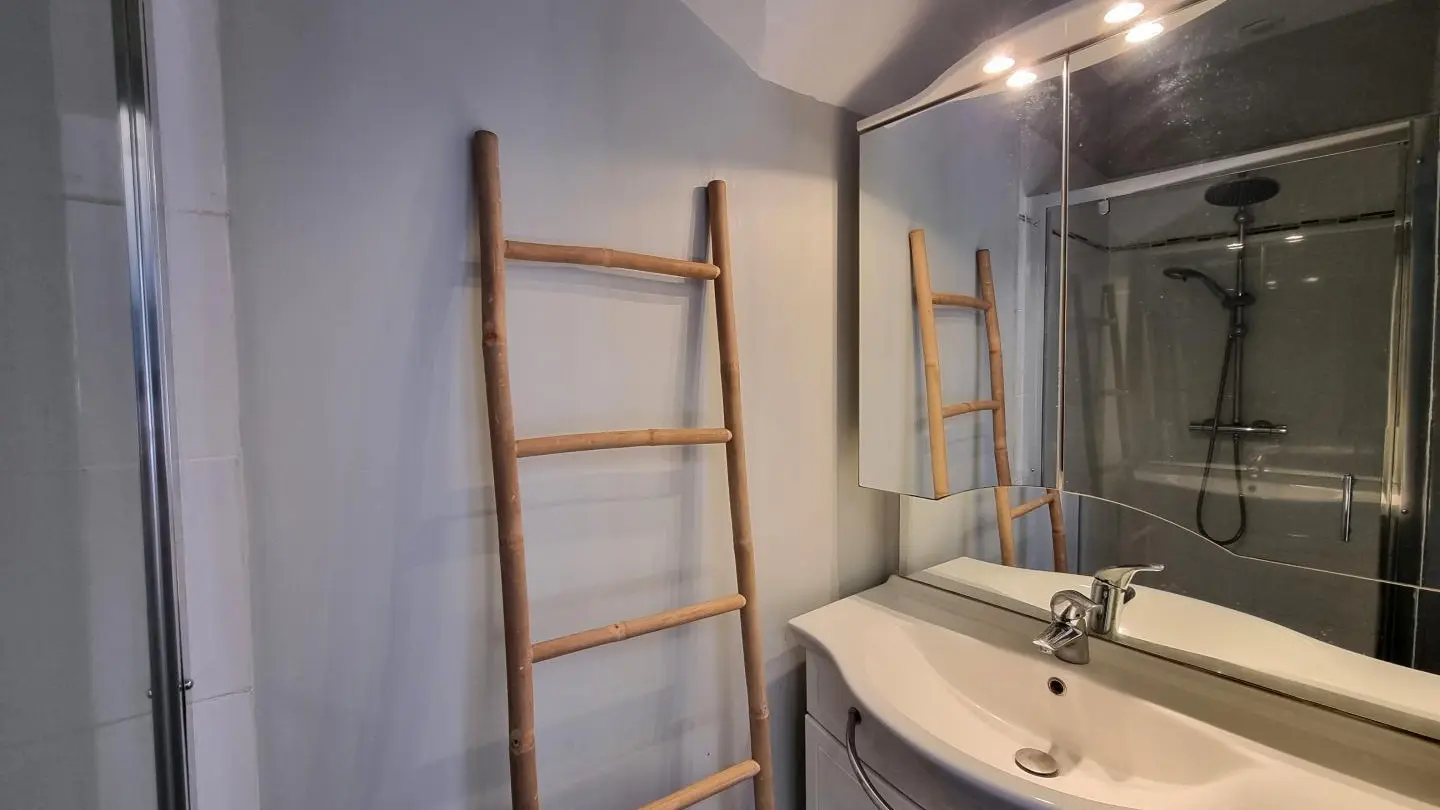 Chambre 4 : un lit 140x190cm et un lit 90x190 cm avec salle d'eau privative (douche et vasque).