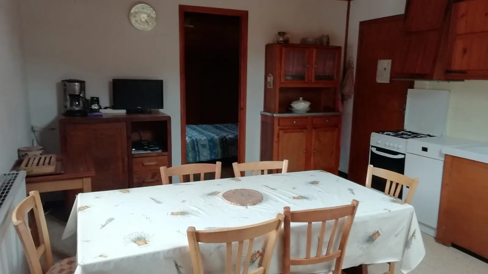 séjour avec coin cuisine, télévision, accès chambre