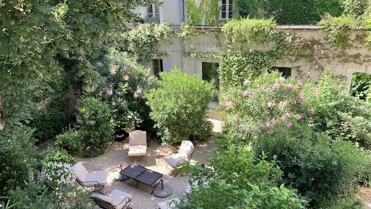 Vue jardin depuis la chambre Pivoine.