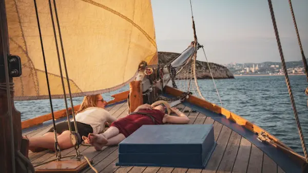 Coucher de soleil à la voile, buffet et vins de Provence