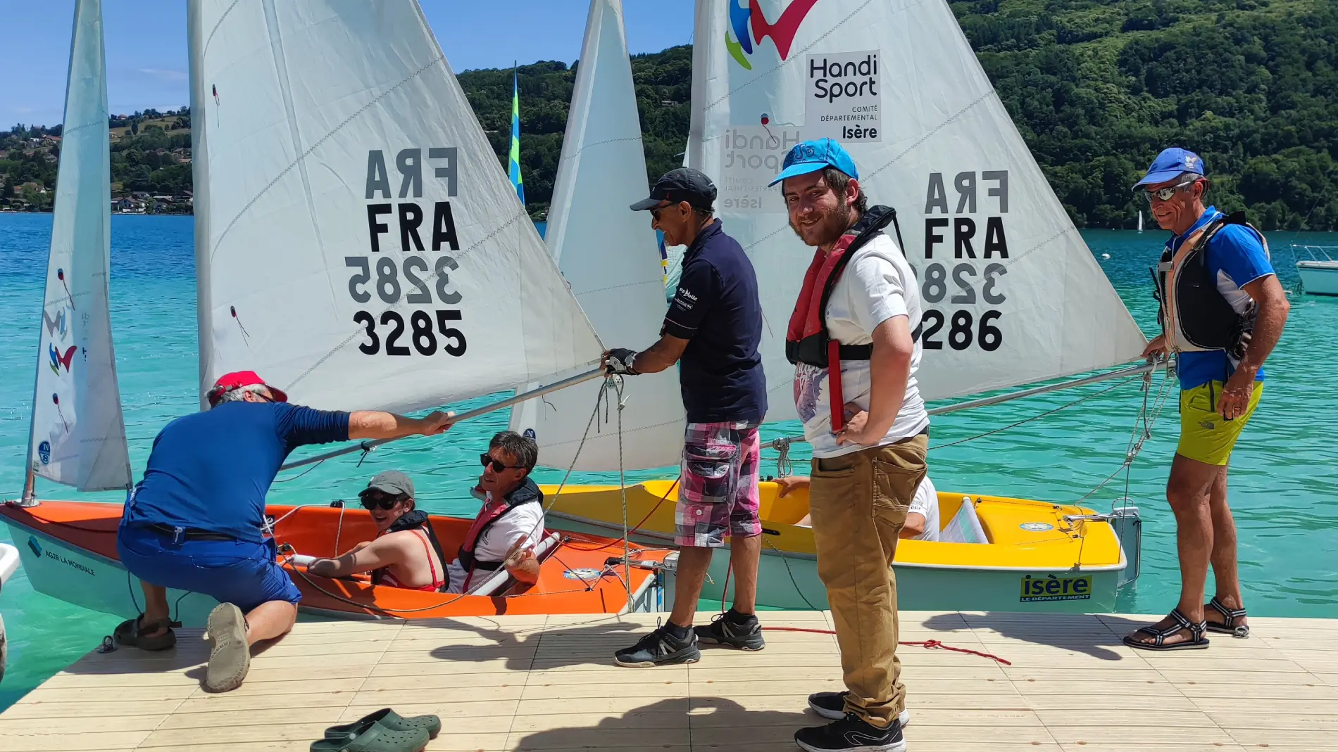 Ponton équipé pour l'embarquement des personnes  en situation de handicap