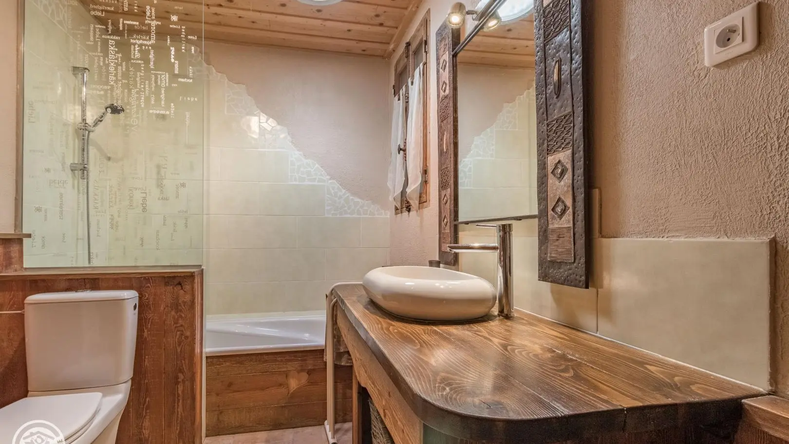 salle de bains de la suite parentale au rez de chaussée