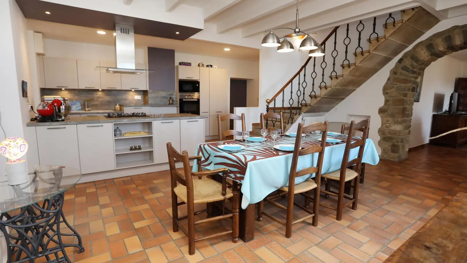 Espace repas et cuisine équipée