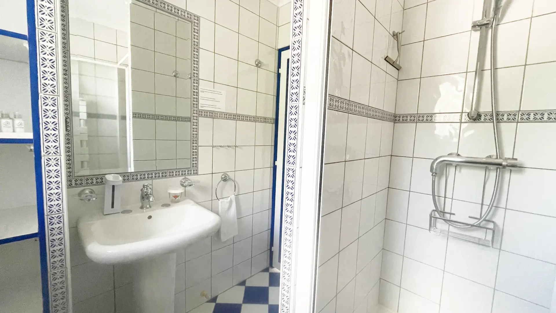 Salle de bain + douche