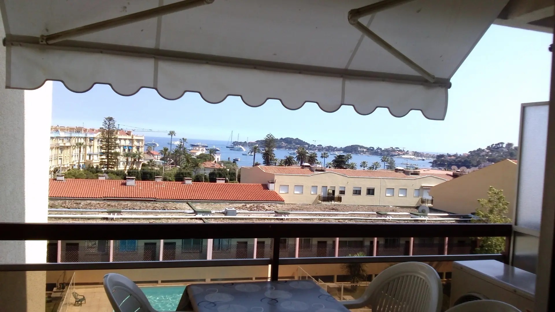 vue de la terrasse sur piscine et mer