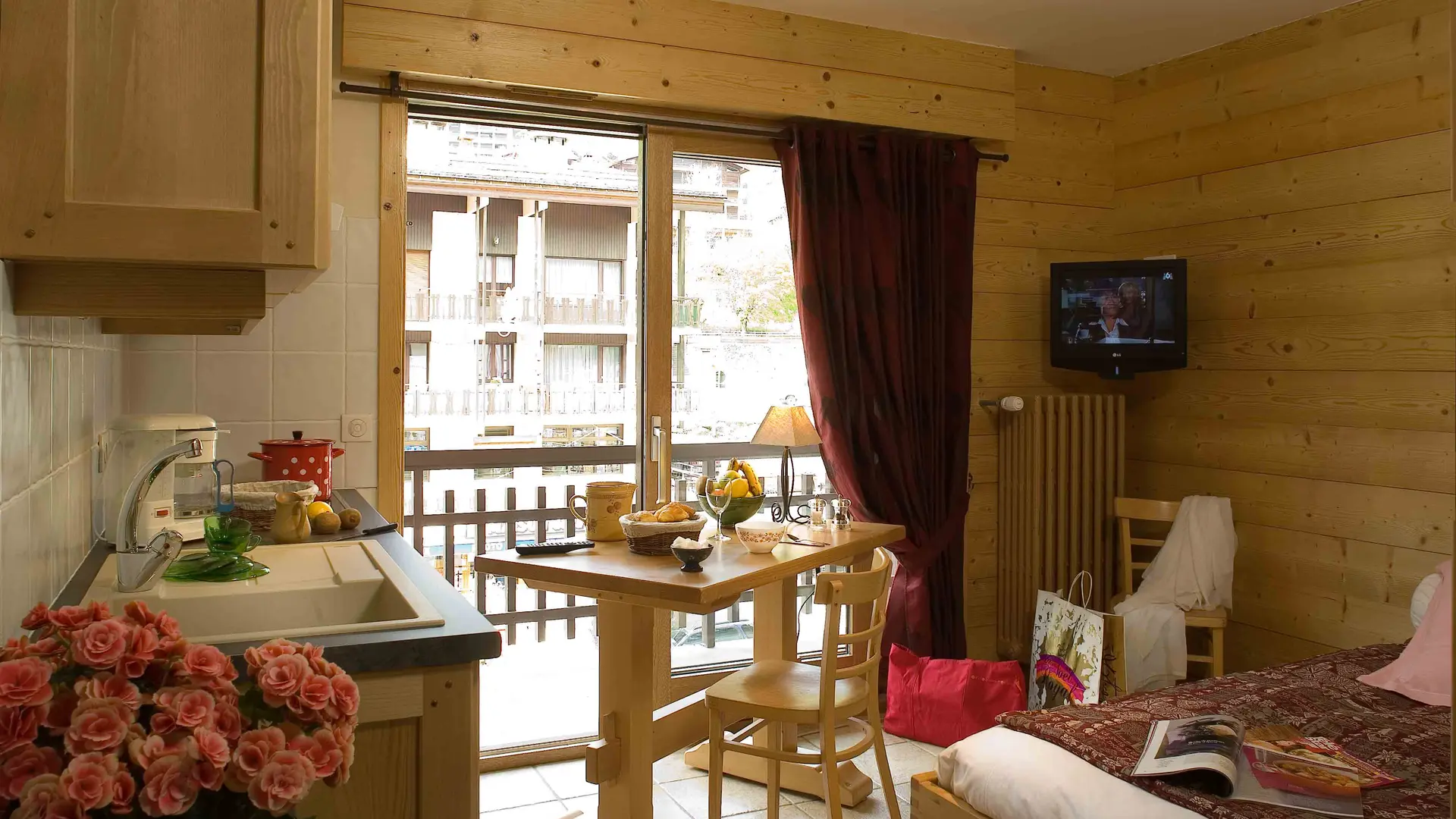 Séjour avec lit double et télévision, cuisine/Living room with a double bed and a television, kitchen-Danay-Le Grand-Bornand