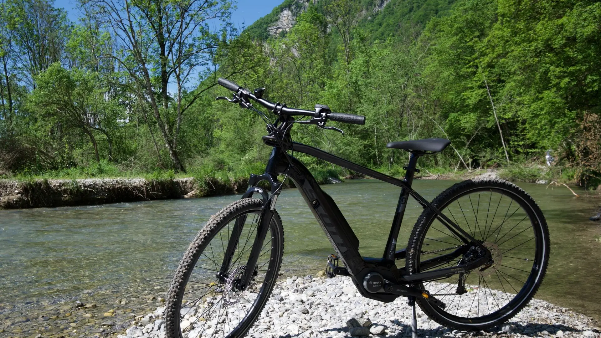 K2 vélo au bord de l'eau