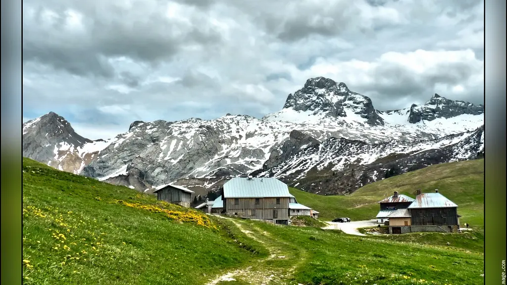 Le Col des Annes à découvrir en randonnée ou accessible en voiture. 1722 m d'altitude, au pied de la pointe percée.