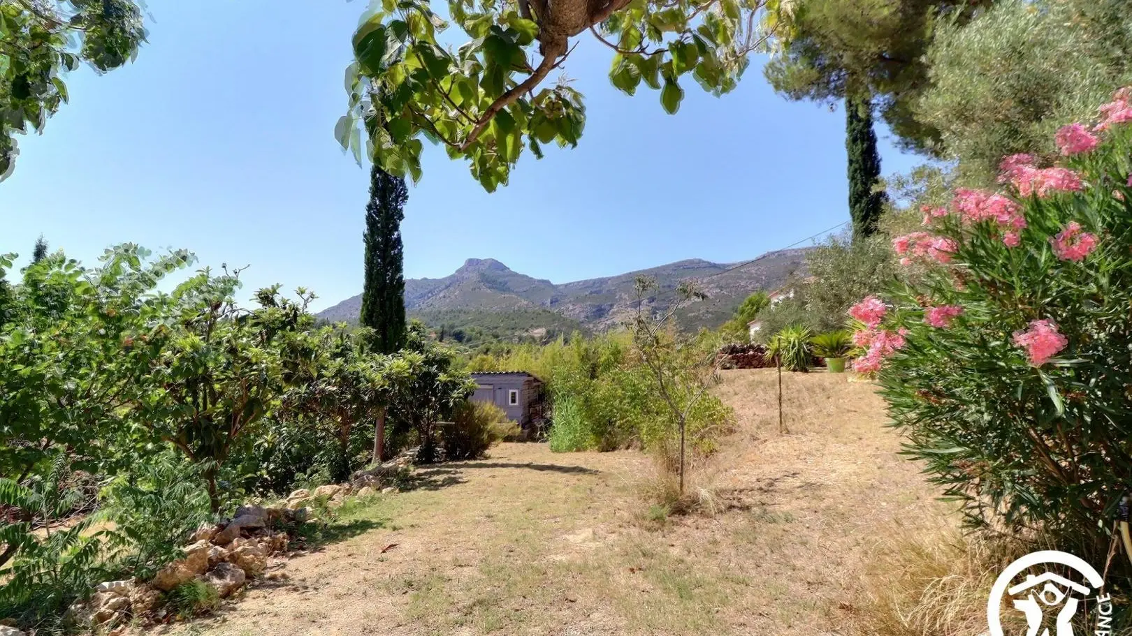 Le jardin et le Garlaban vue de votre pergola