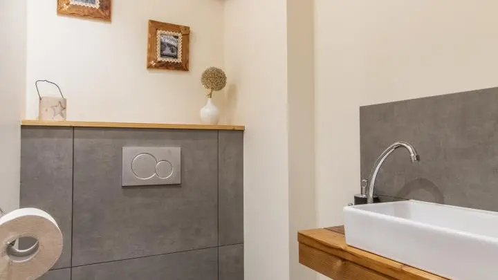 Sanitaire séparé avec lave-mains