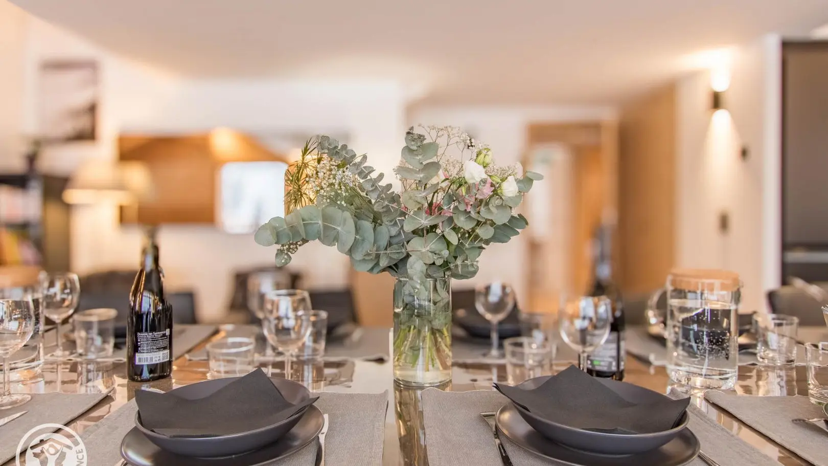 Table dressée pour 12 convives