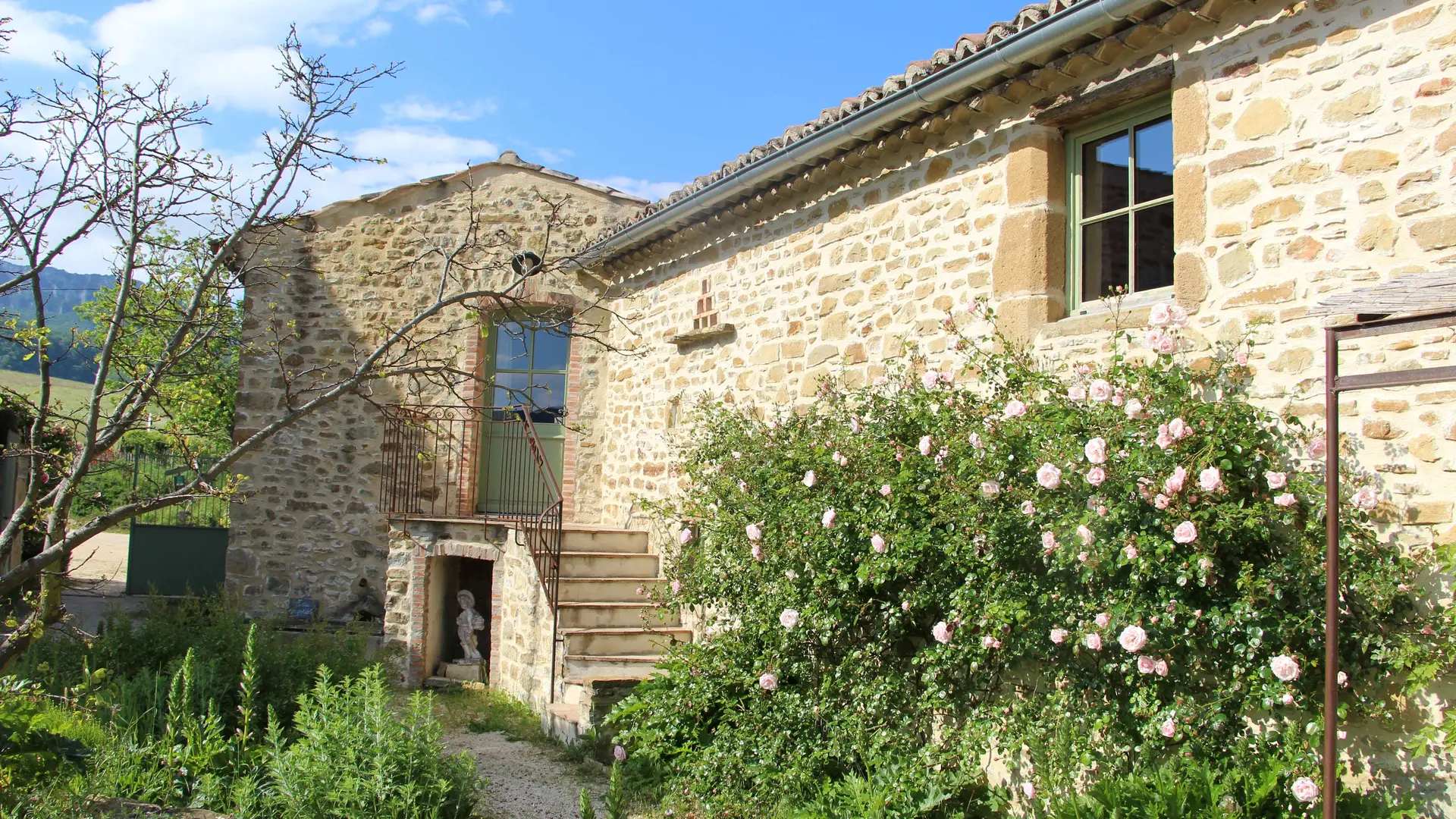Entrée gîte basilic au printemps