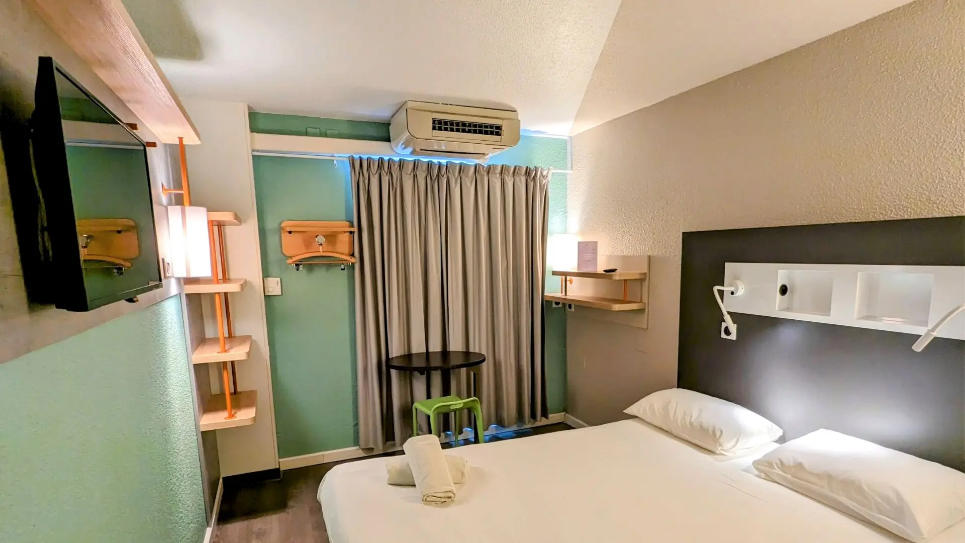 chambre double avec un grand lit