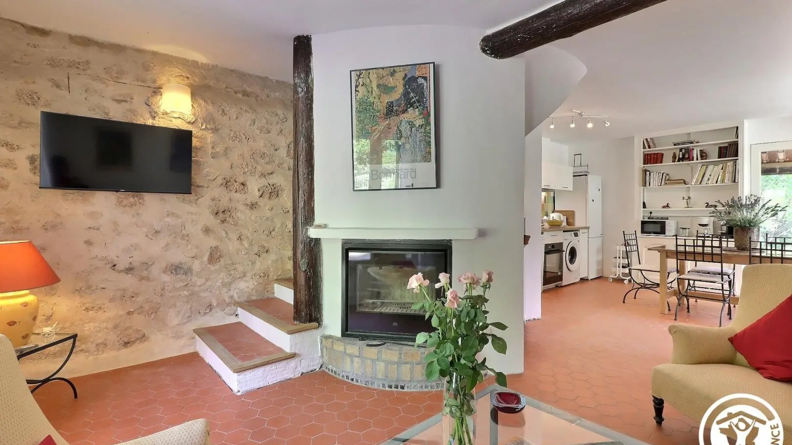 Pièce à vivre avec une cheminée insert pour les soirée fraîches