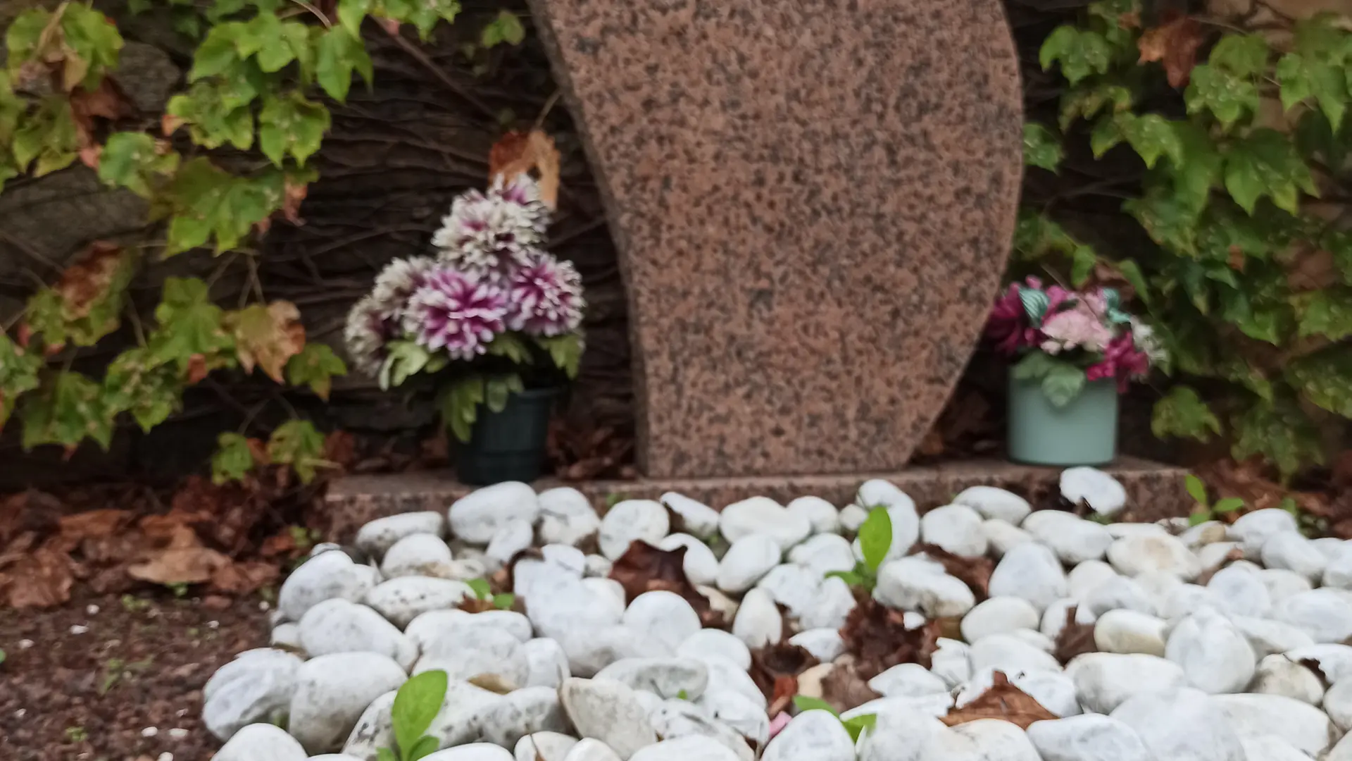 Tombe d'Aldo Killy-Zucconi et Geniève Killy-Zucconi, enterrés au cimetière de Gassin - https://gassin.eu