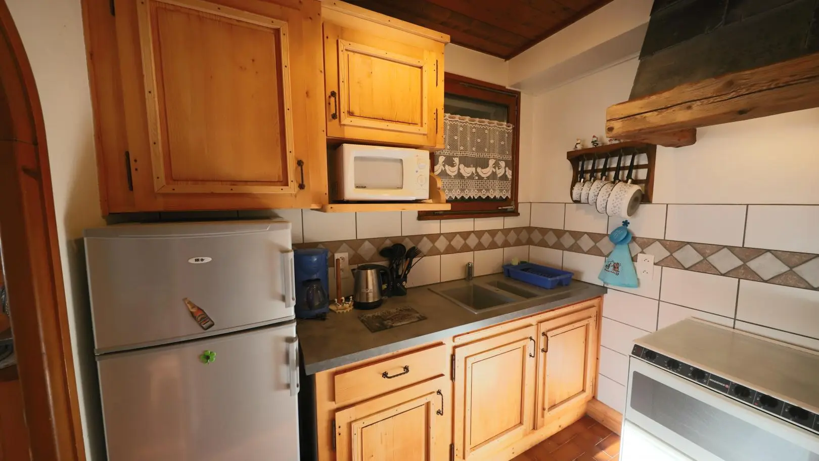 cuisine avec frigo et congélateur, m-onde, cafetière électrique, bouilloire électrique et un trio (gaz, four et lave vaisselle).