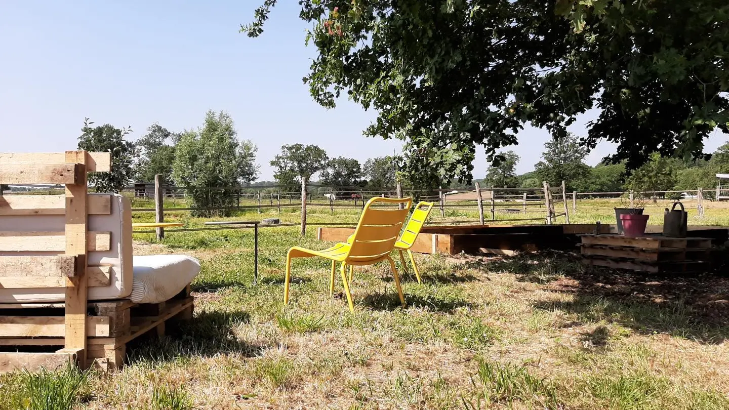 jardin et espace vert partagé. Face aux prés des chevaux, a côté du verger, venez profitez d'un jardin partagé et d'une zone de détente ombragée: canapé palettes, chaises de jardin, fauteuil suspendu et table pour pique niquer afin de profiter de tous les avantages de la campagne