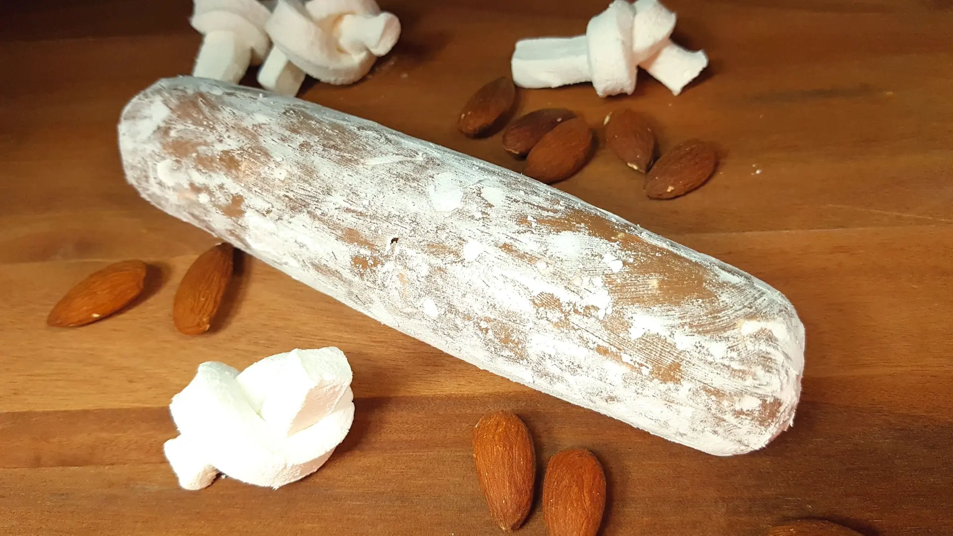Une illusion aussi drôle que gourmande, un saucisson composé de guimauve, amandes torréfiées, praliné et chocolat au lait (ou noir )