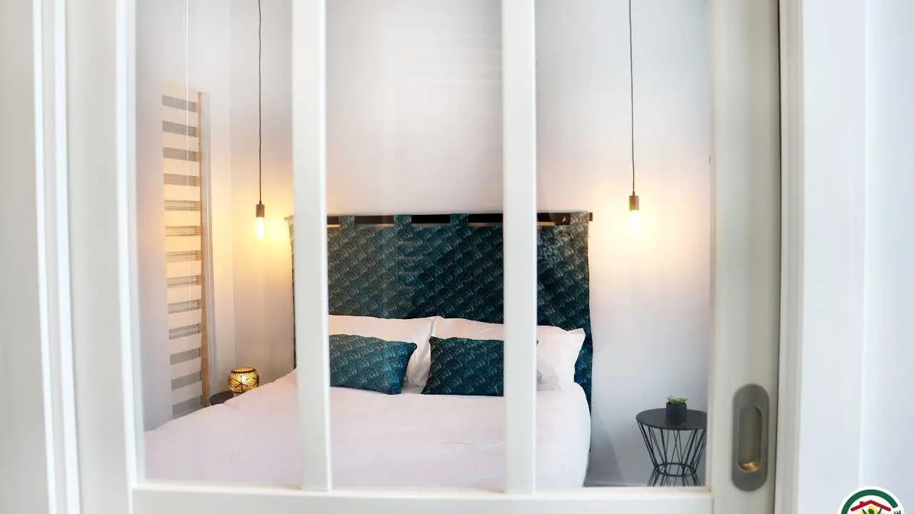 1er niveau : Chambre avec lit double (140x190) et salle d'eau privative, WC.