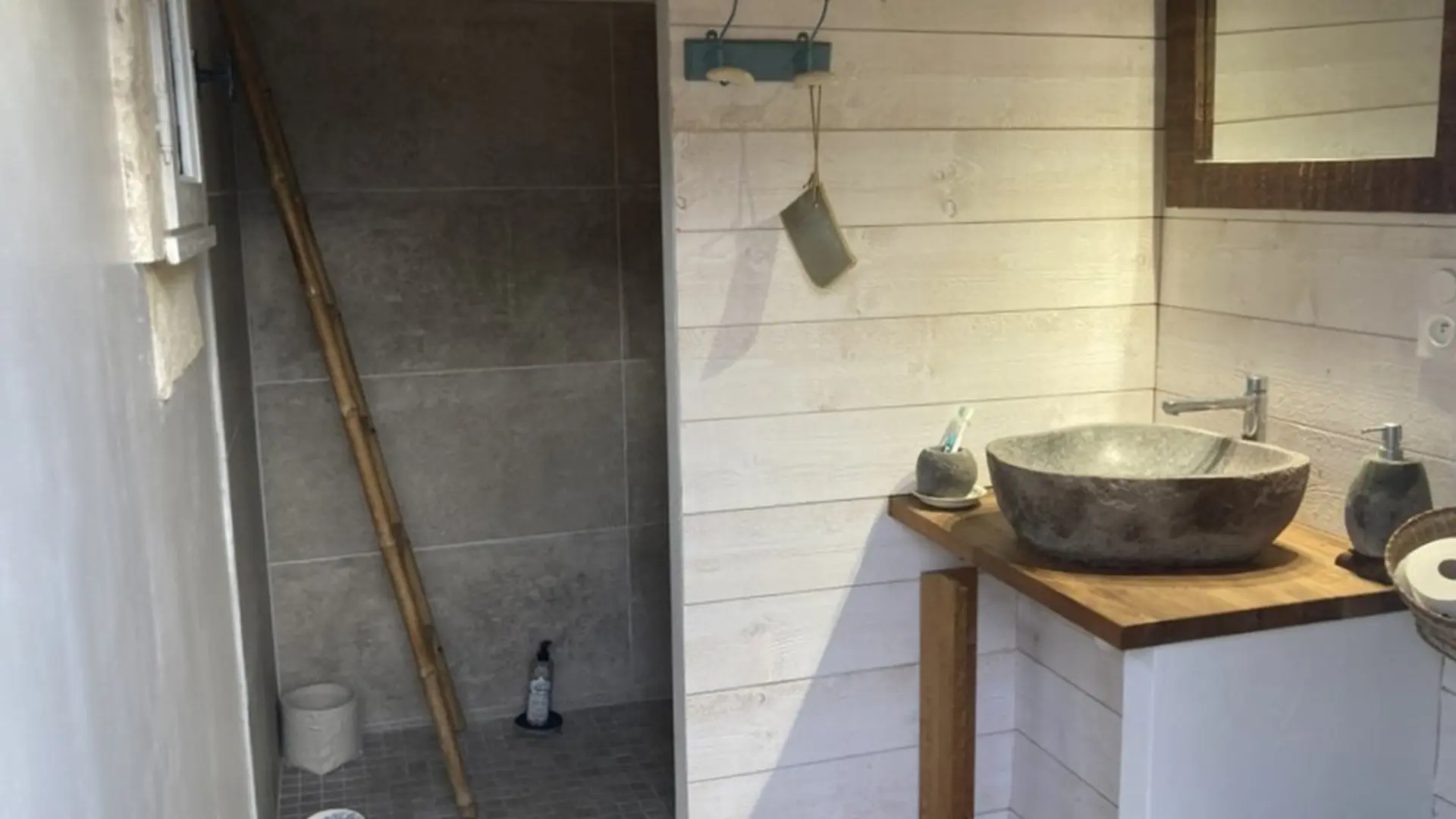 Salle de douche avec douche à l'italienne