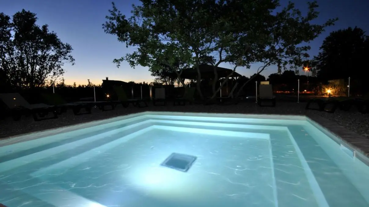 Petit bassin de nuit - Lodges en Provence