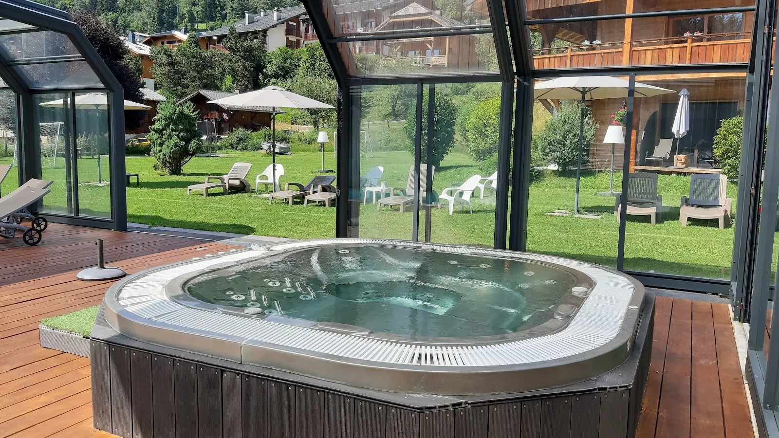 Vue sur le jacuzzi qui se trouve en extérieur