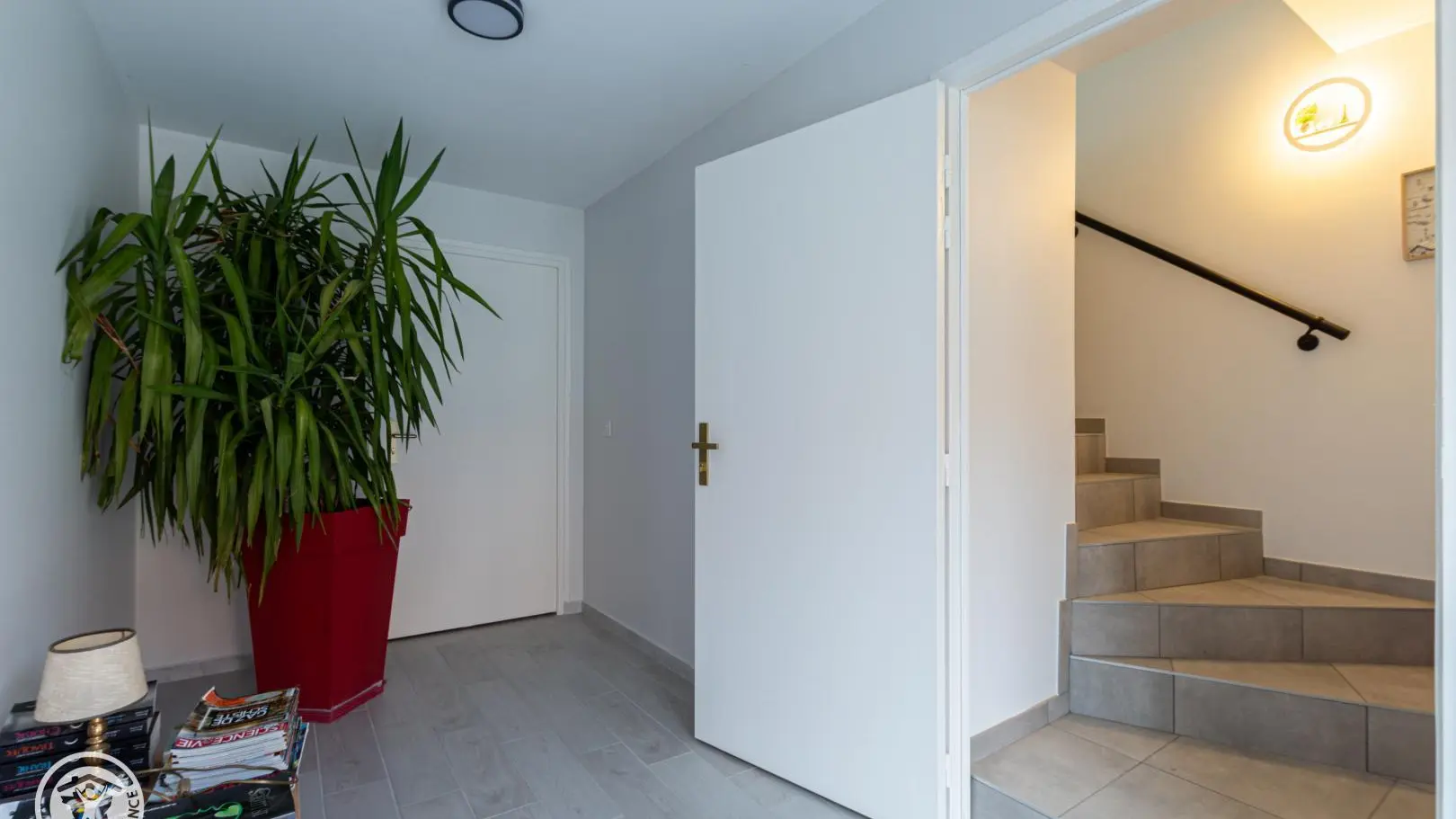 A droite, accès privatif au gîte