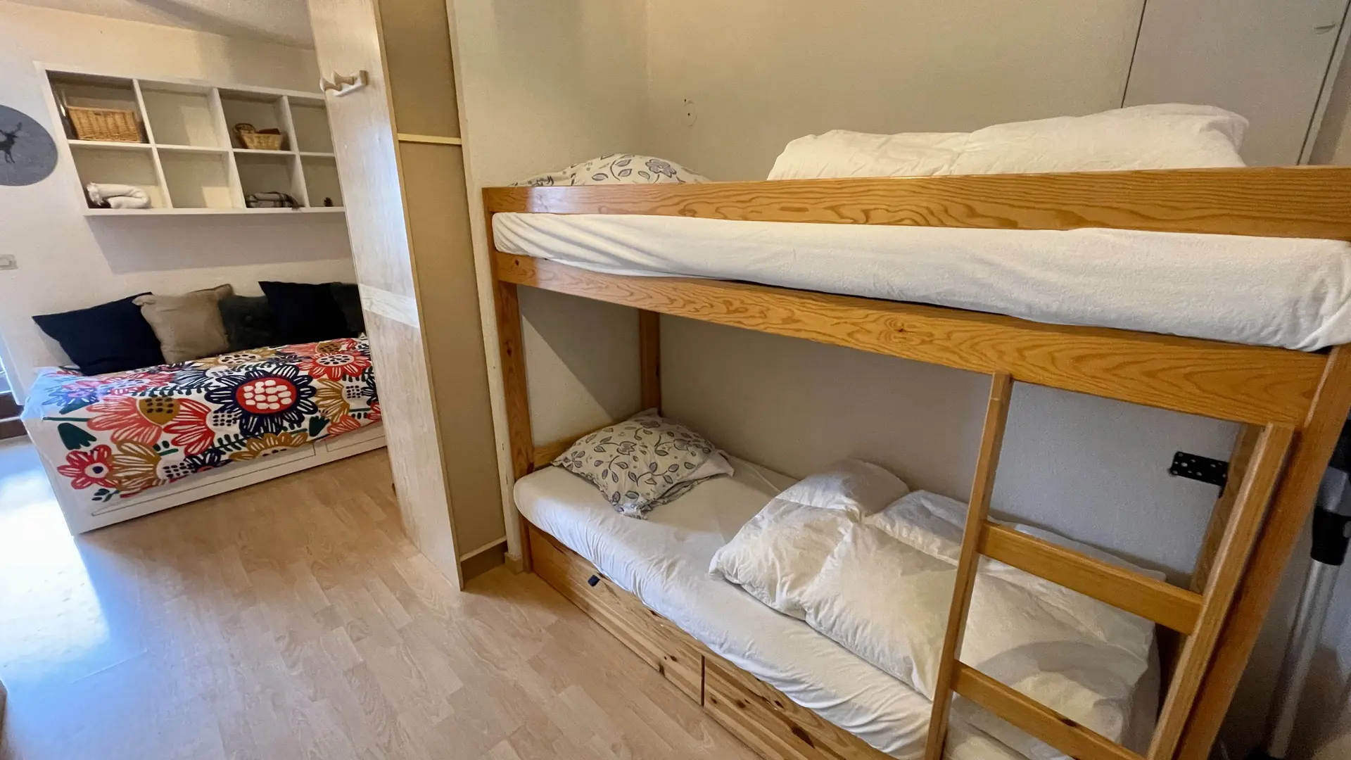 Lits superposés dans le coin montagne à l'entrée de l'appartement