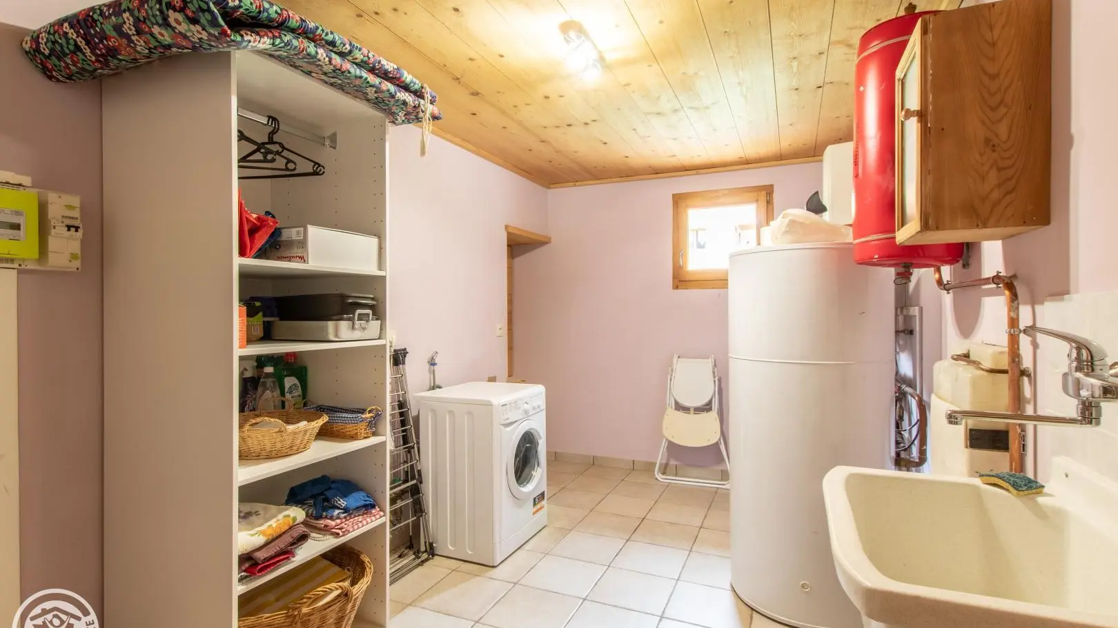 chaufferie avec lave-linge et bac à nettoyer