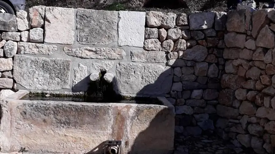 La fontaine et sa calade