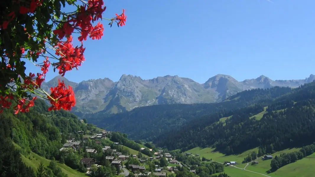 vue sur la vallée et la chaine des aravis depuis votre appartement