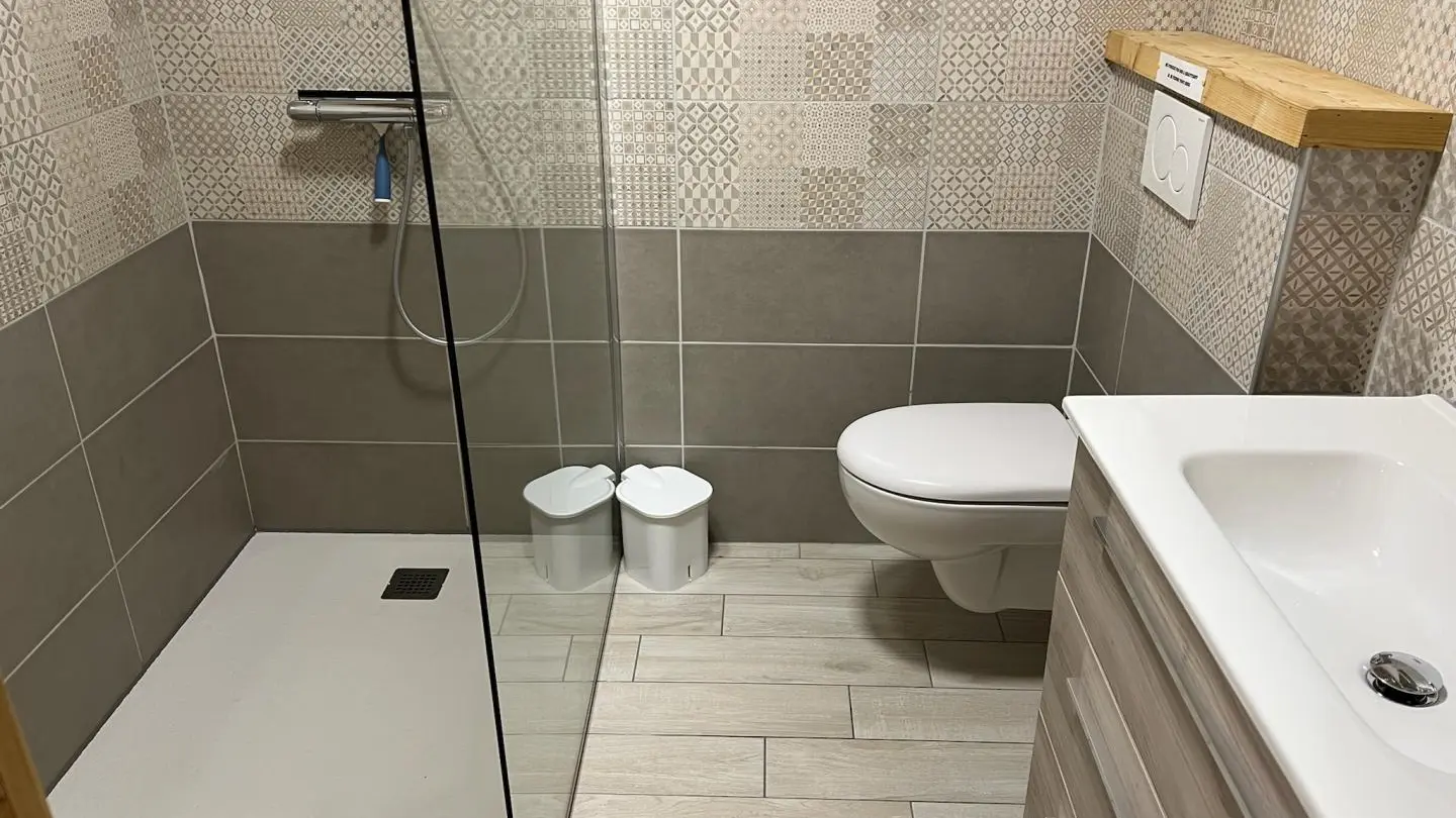 Salle d'eau avec toilettes 2ème étage
