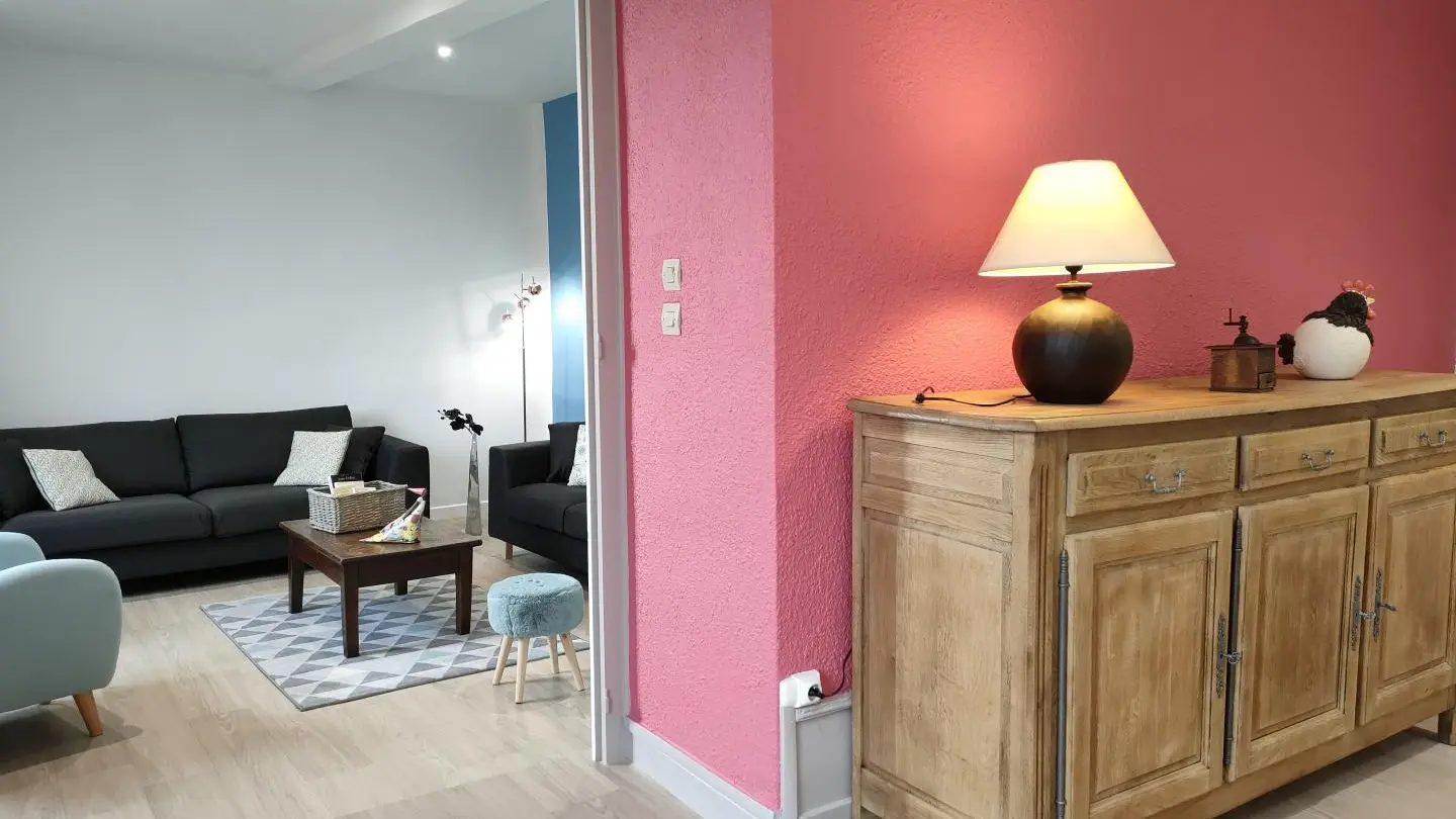 La spacieuse pièce à vivre avec la cuisine ouverte sur la salle à manger et le salon détente.