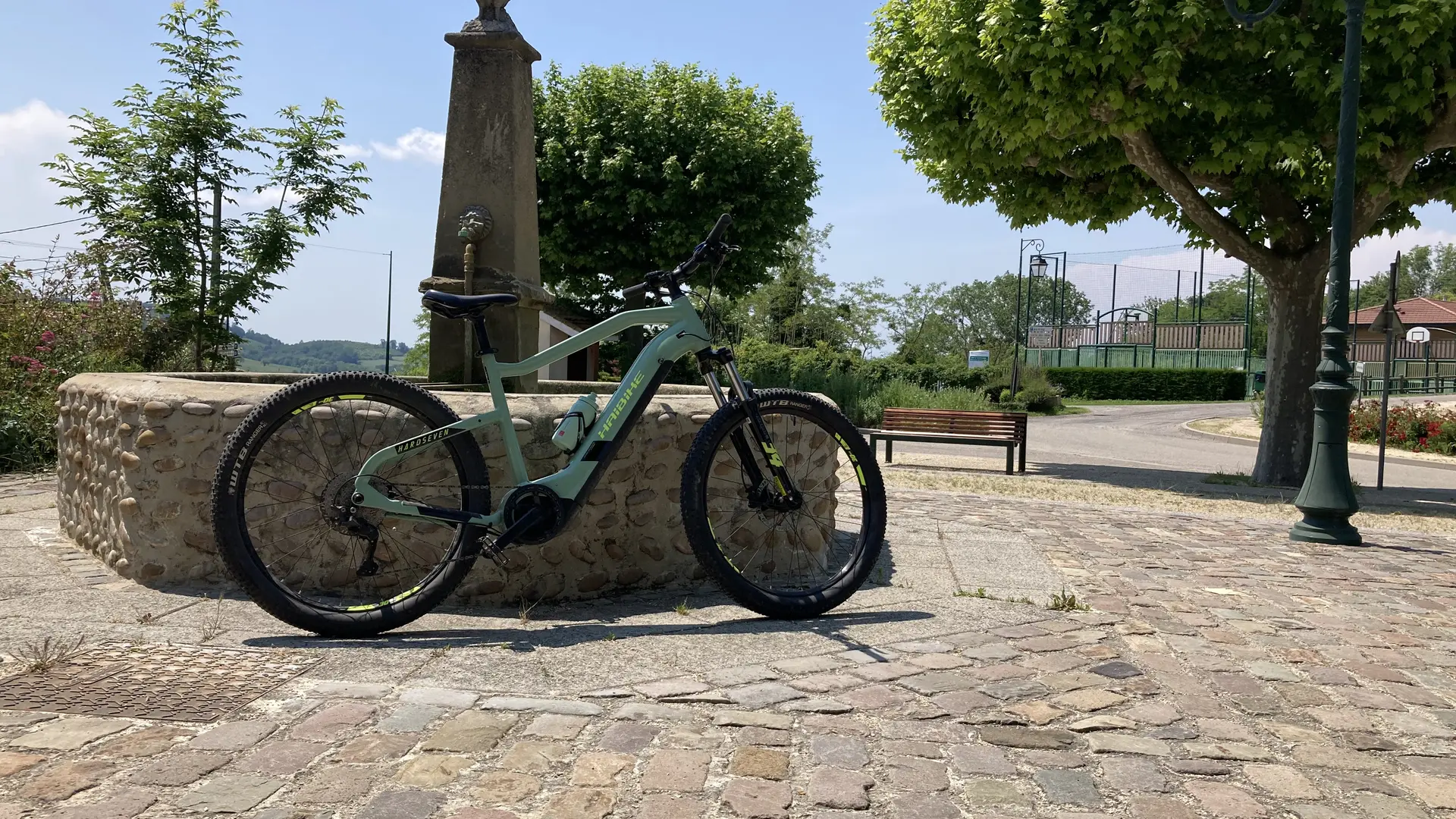 Place de Tersanne autour du palais ideal