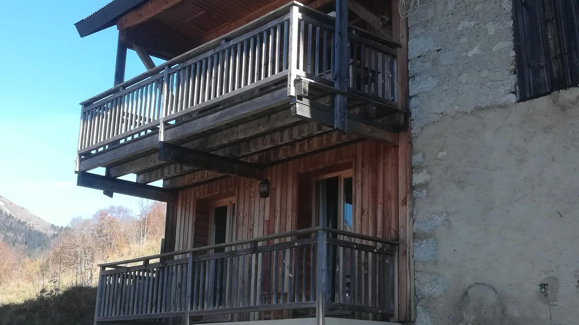 Vue extérieure de l'appartement avec sa façade et balcons en bois