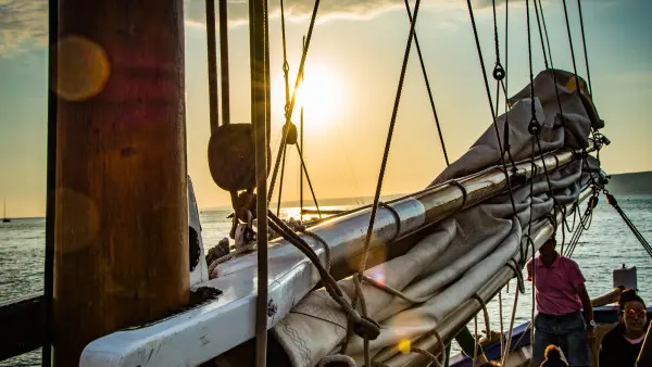 Coucher de soleil à la voile, buffet et vins de Provence