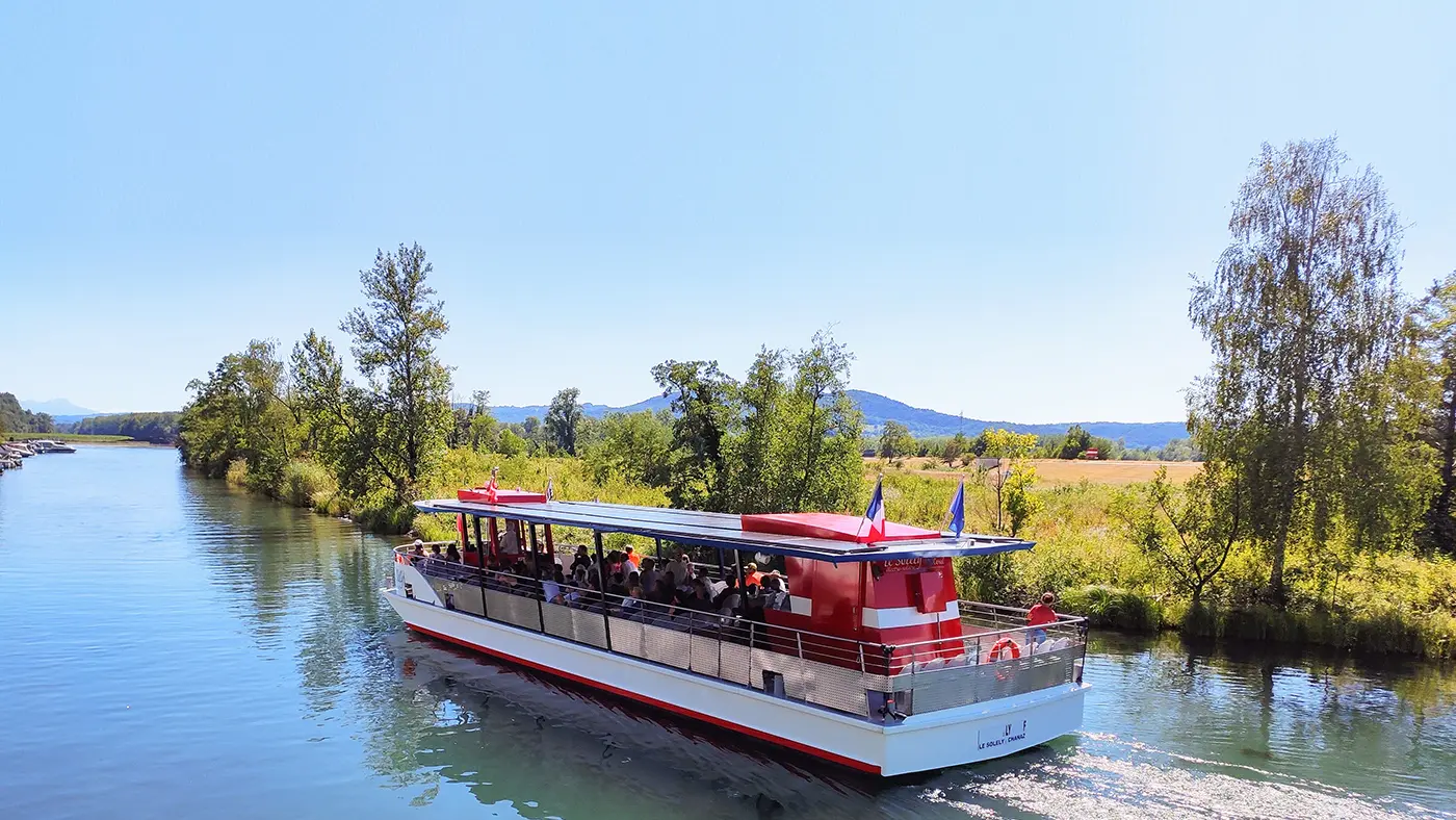 Bateau croisière naviguant sur le Haut-Rhône