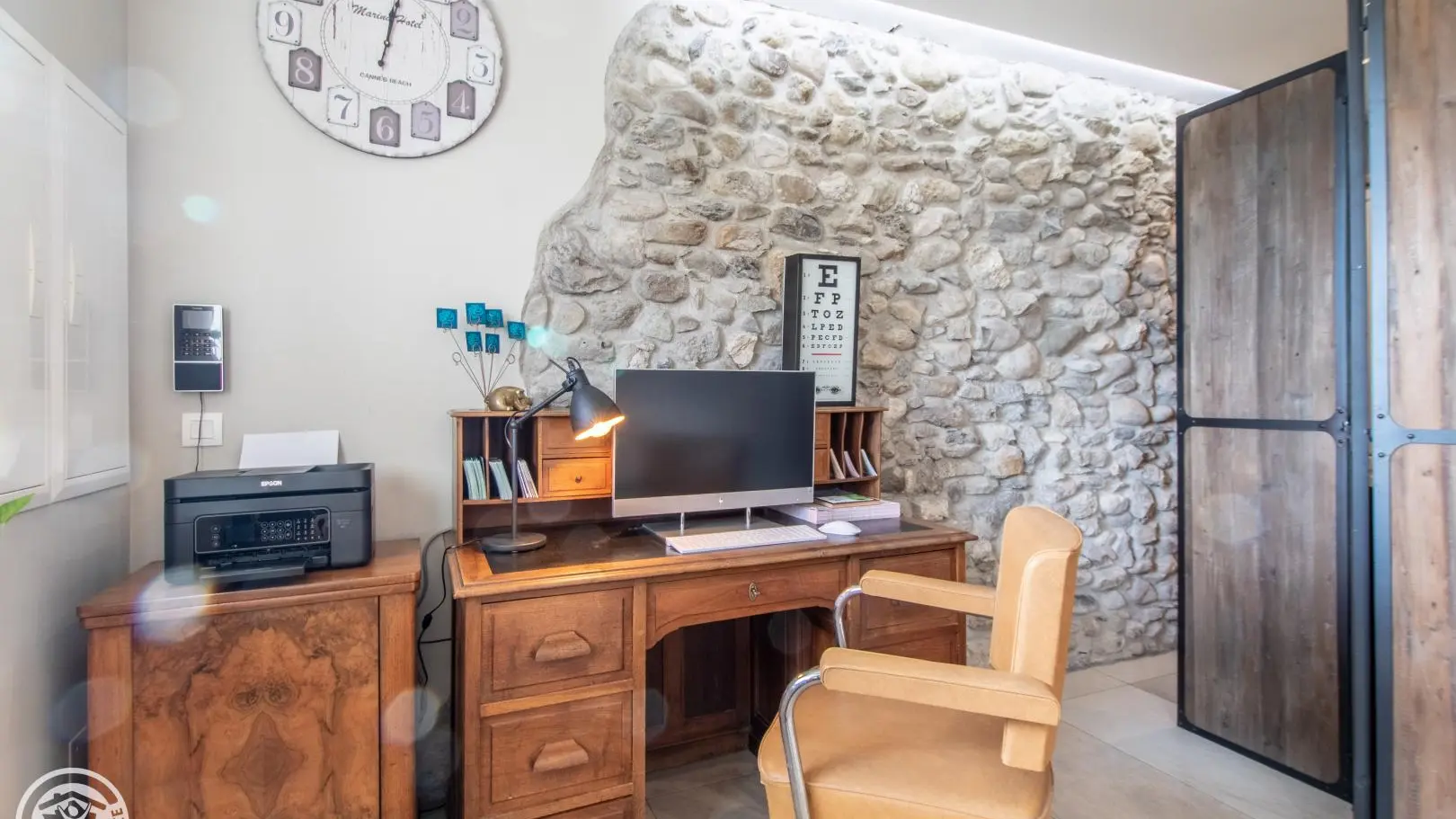 Espace détente commun avec canapé, bibliothèque, bureau (PC/imprimante), ...