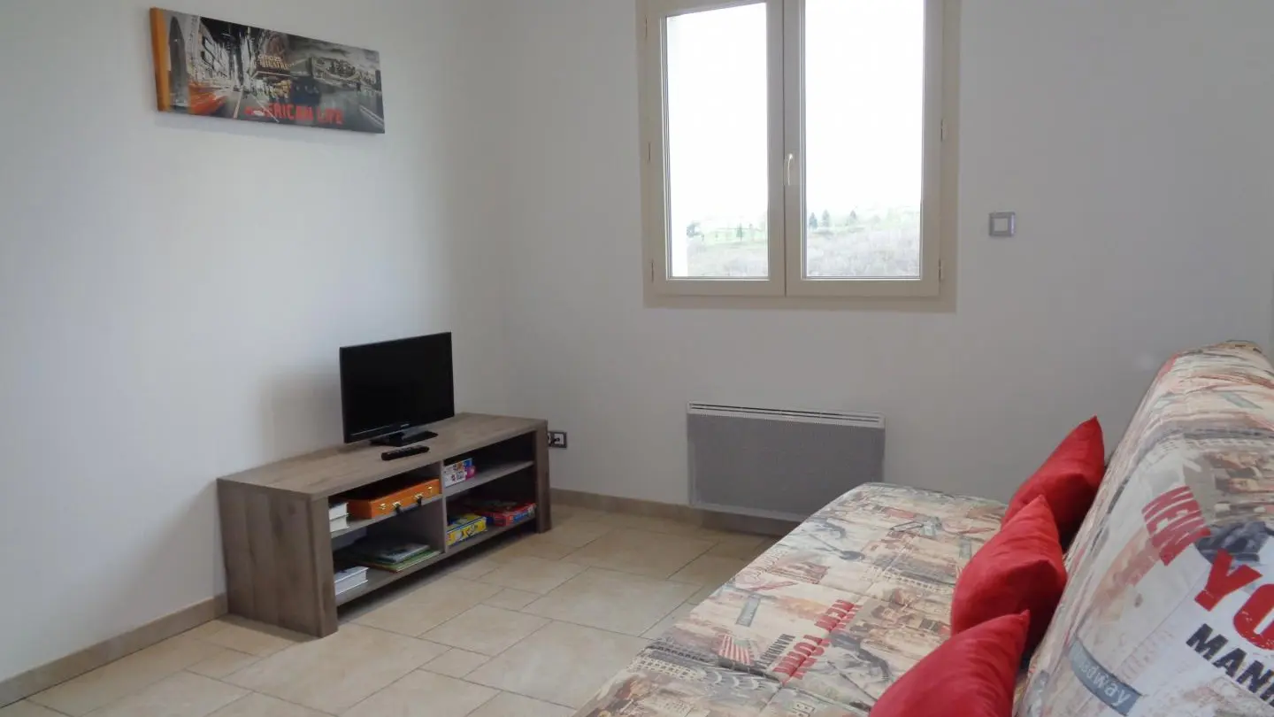 Mezzanine avec télévision et canapé convertible (lit d'appoint sur demande aux propriétaires).