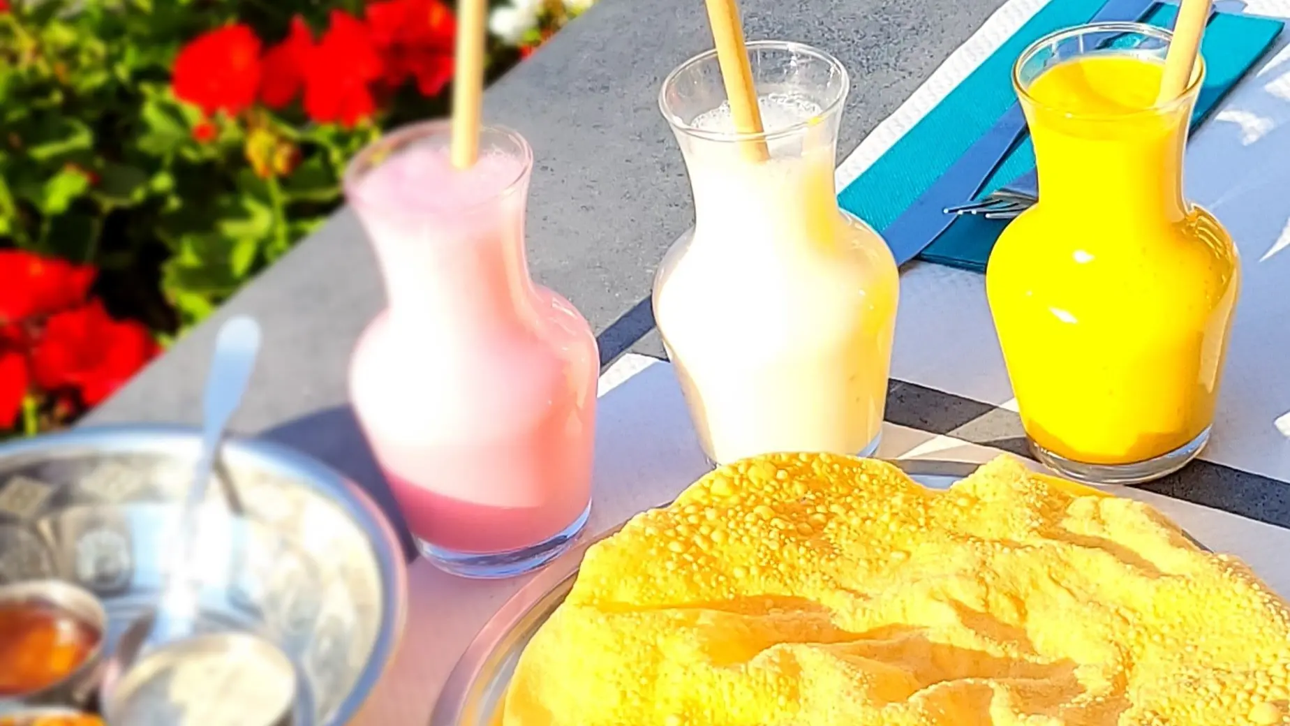 Pappadums, lassi à la mangue,  lassi à la cardamome  et lassi à la ros