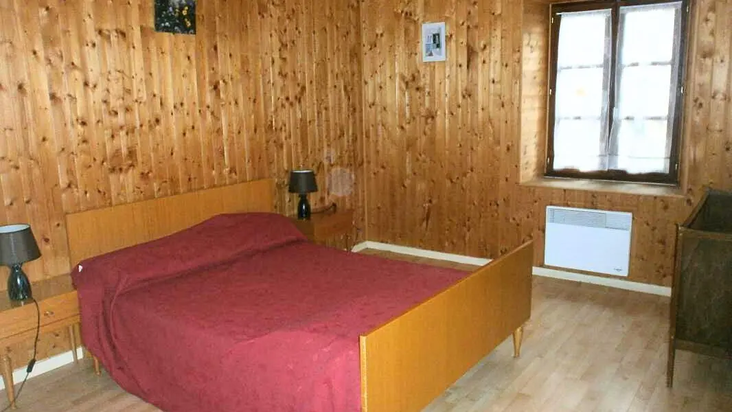 chambre 1 avec lit a barreaux