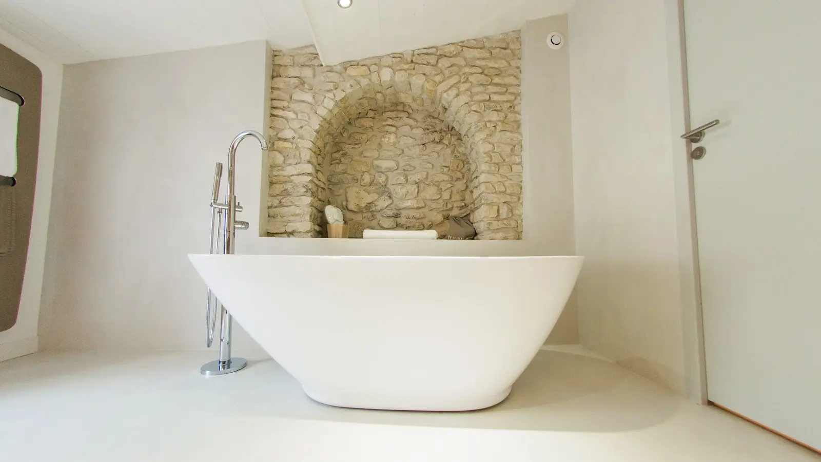 St Ex Suite bathtub