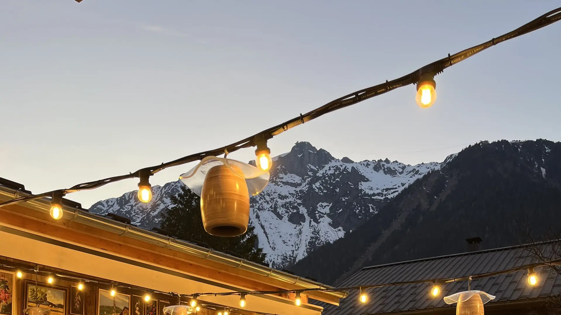 grande terrasse exterieure au calme arriere du restaurant