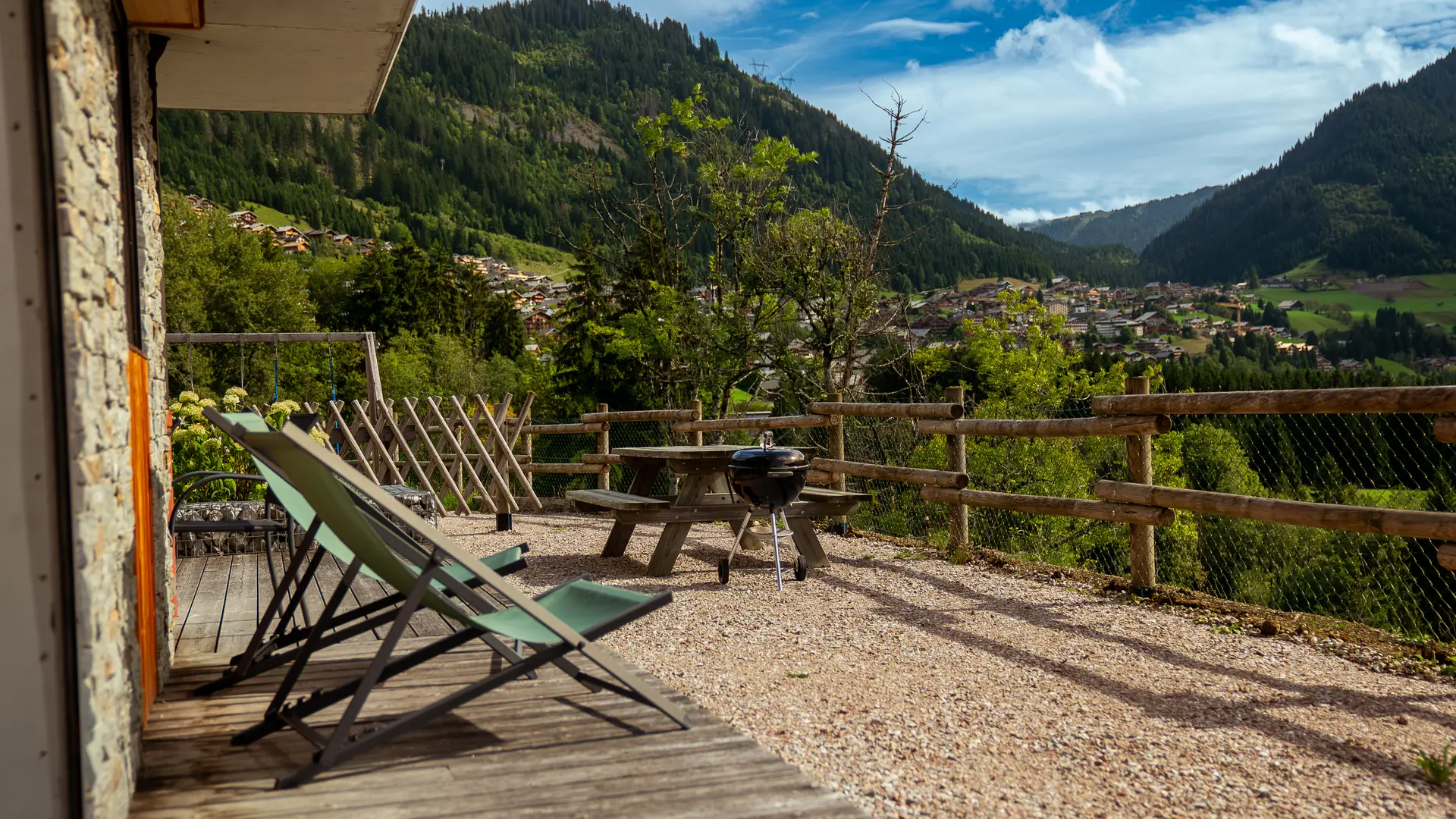Entre nous_Châtel_Terrasse_été_vue sur les montagnes