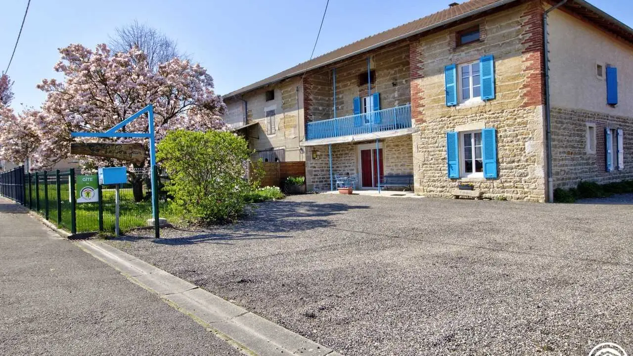 La cour avec parking